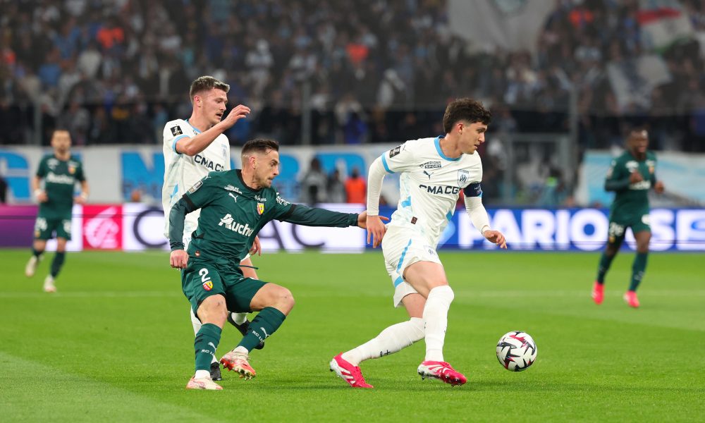 Leonardo Balerdi et Quentin Merlin lors du match entre l'OM et le RC Lens.