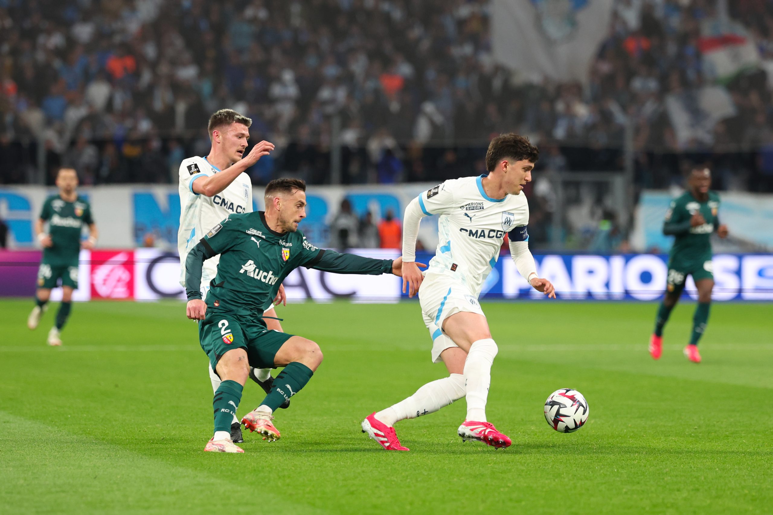 Leonardo Balerdi et Quentin Merlin lors du match entre l'OM et le RC Lens.
