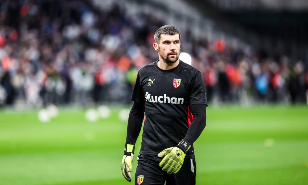 Le gardien du RC Lens Mathew Ryan lors de l'échauffement avant le match contre l'OM au Vélodrome.