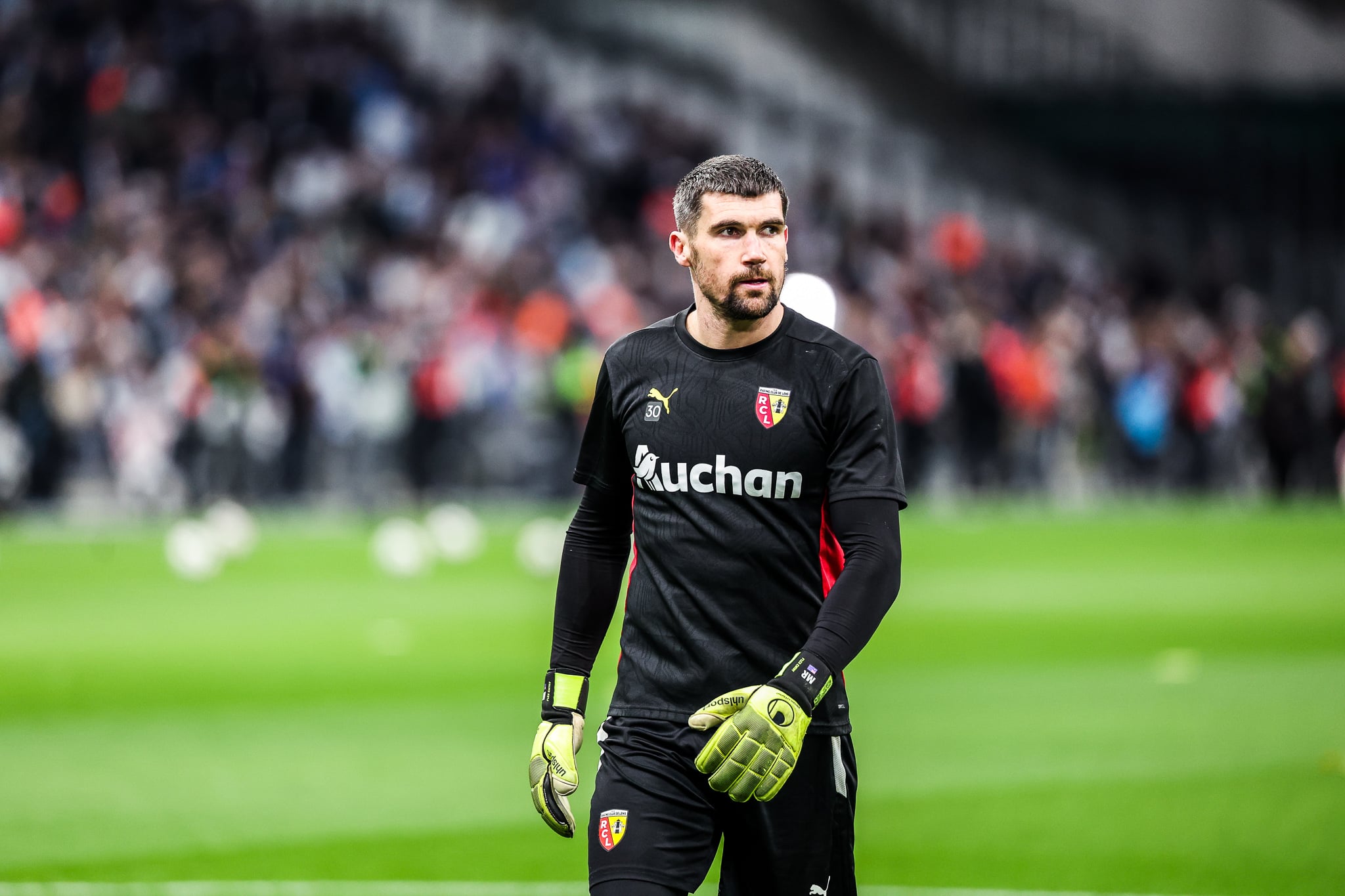 Le gardien du RC Lens Mathew Ryan lors de l'échauffement avant le match contre l'OM au Vélodrome.