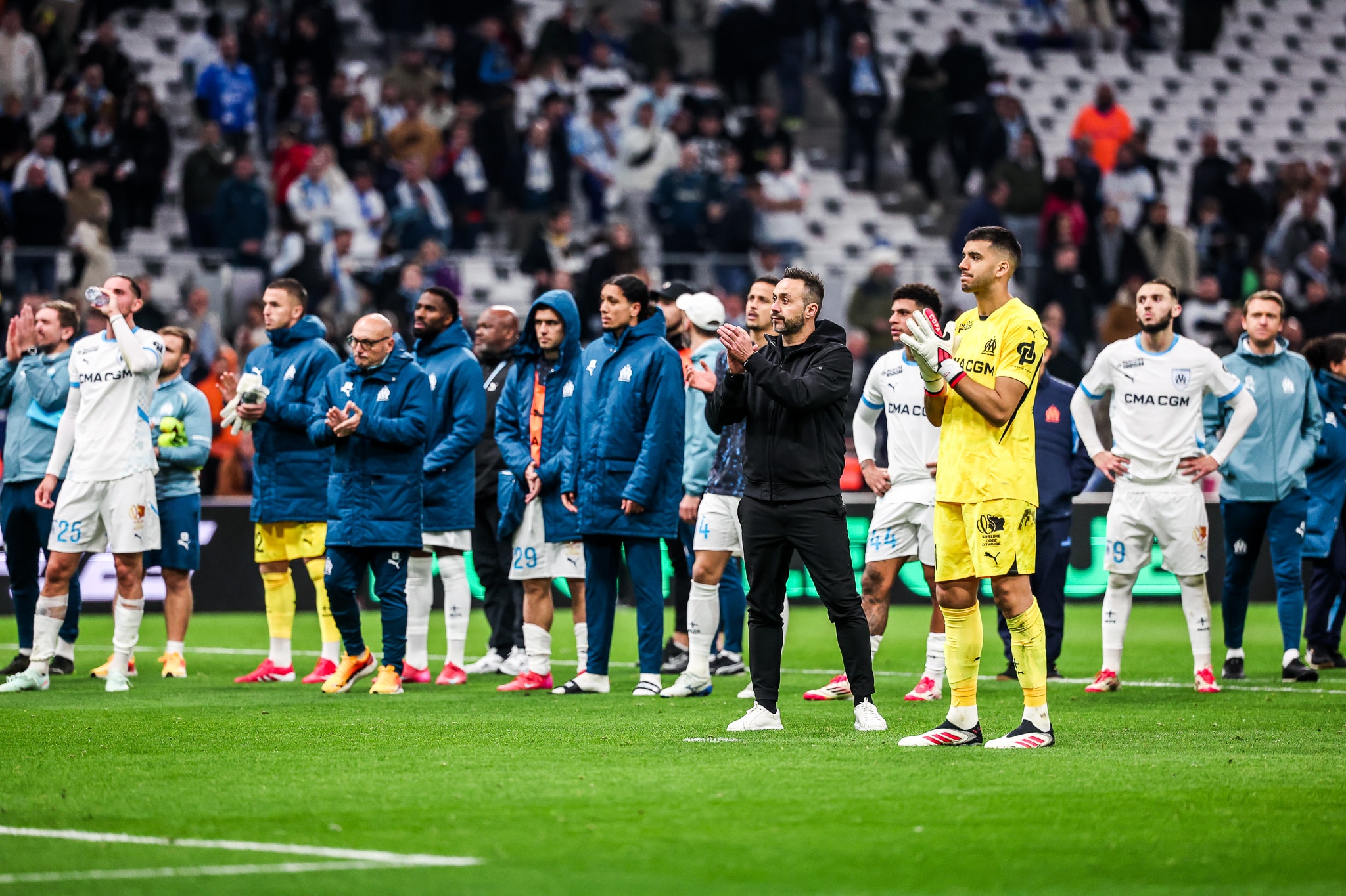 Roberto De Zerbi au milieu de ses joueurs à l'OM.
