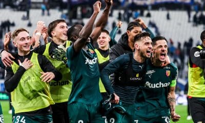 Tom Pouilly au milieu de ses partenaires du RC Lens en train de fêter la victoire à Marseille.