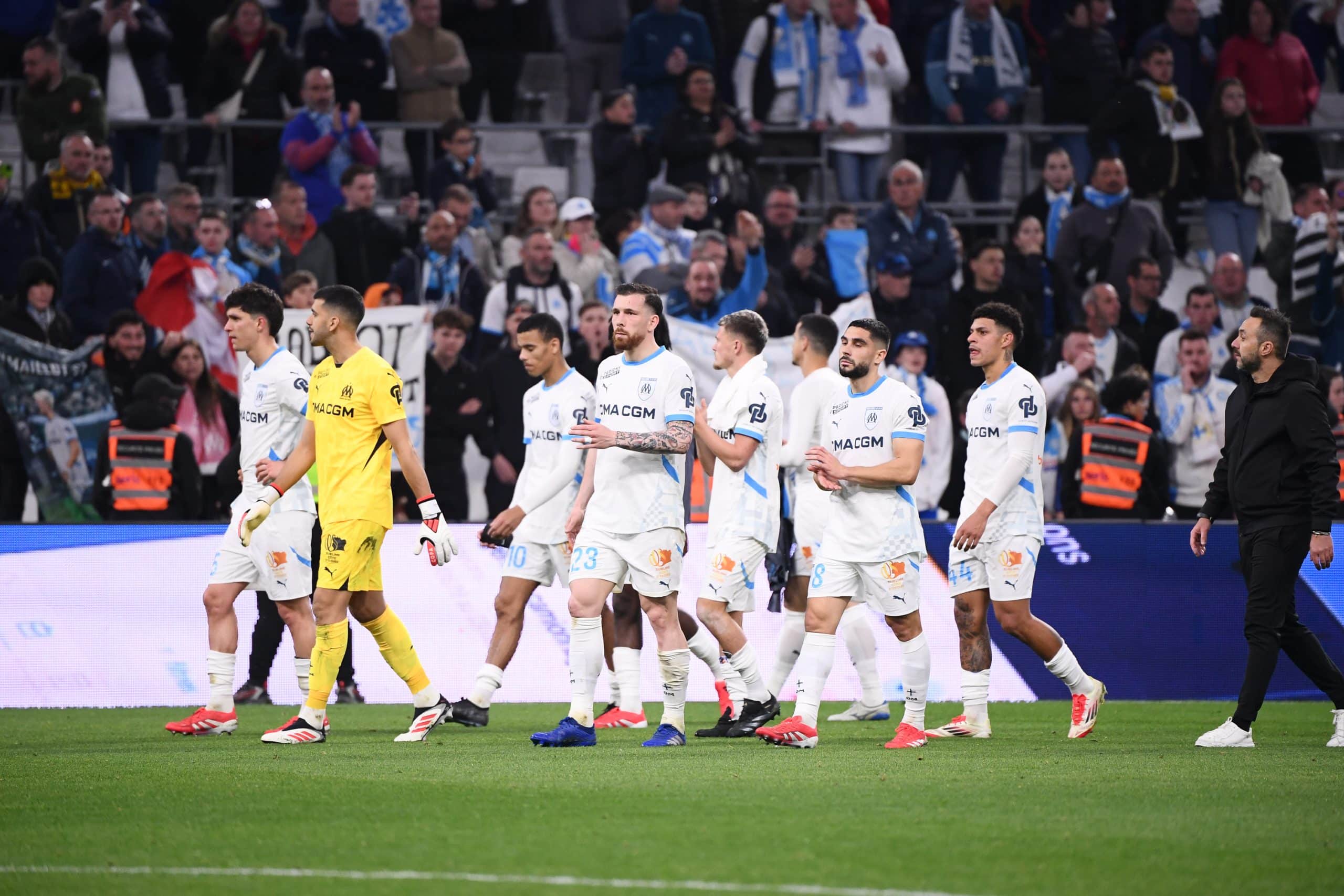 Les joueurs de l'OM, déçus après la défaite contre Lens.