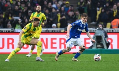 L'attaquant du FC Nantes Mostafa Mohamed, lors du match contre Strasbourg, avec Sorba Thomas derrière lui.