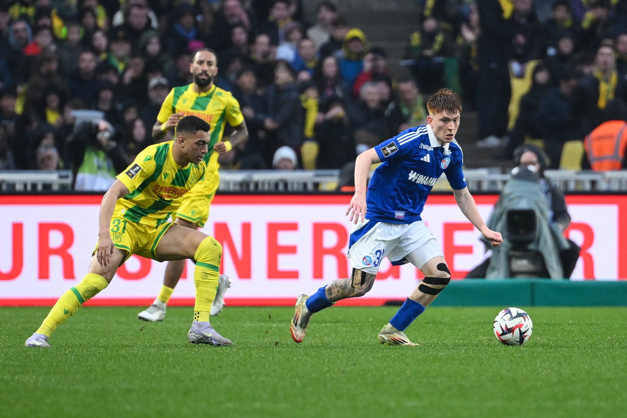 L'attaquant du FC Nantes Mostafa Mohamed, lors du match contre Strasbourg, avec Sorba Thomas derrière lui.