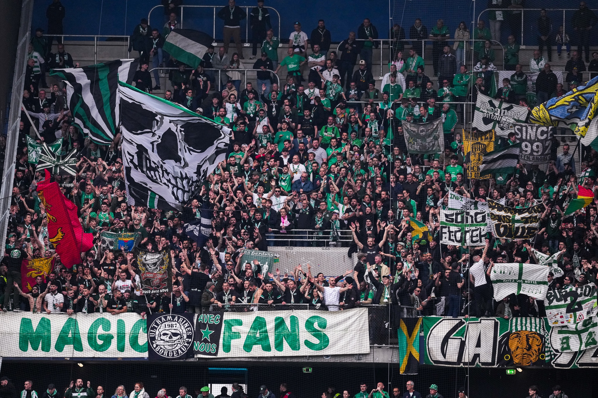 Les deux groupes ultras de l'ASSE lors du match au Havre.