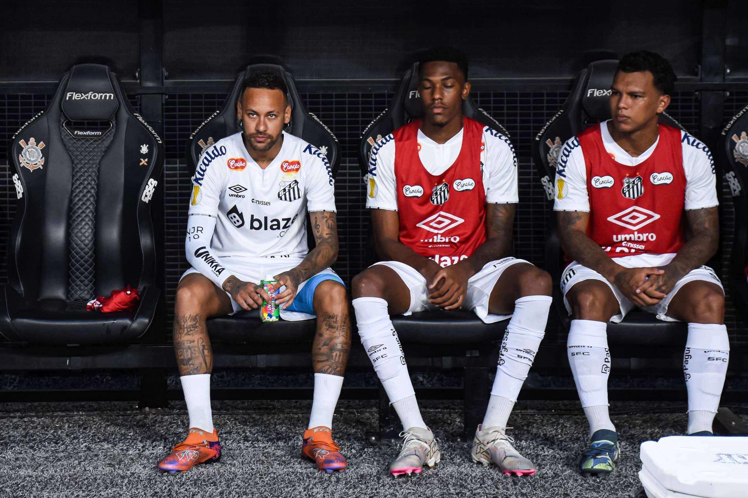 Neymar, sur le banc de Santos, lors de la demi-finale du championnat paulista contre les Corinthians.