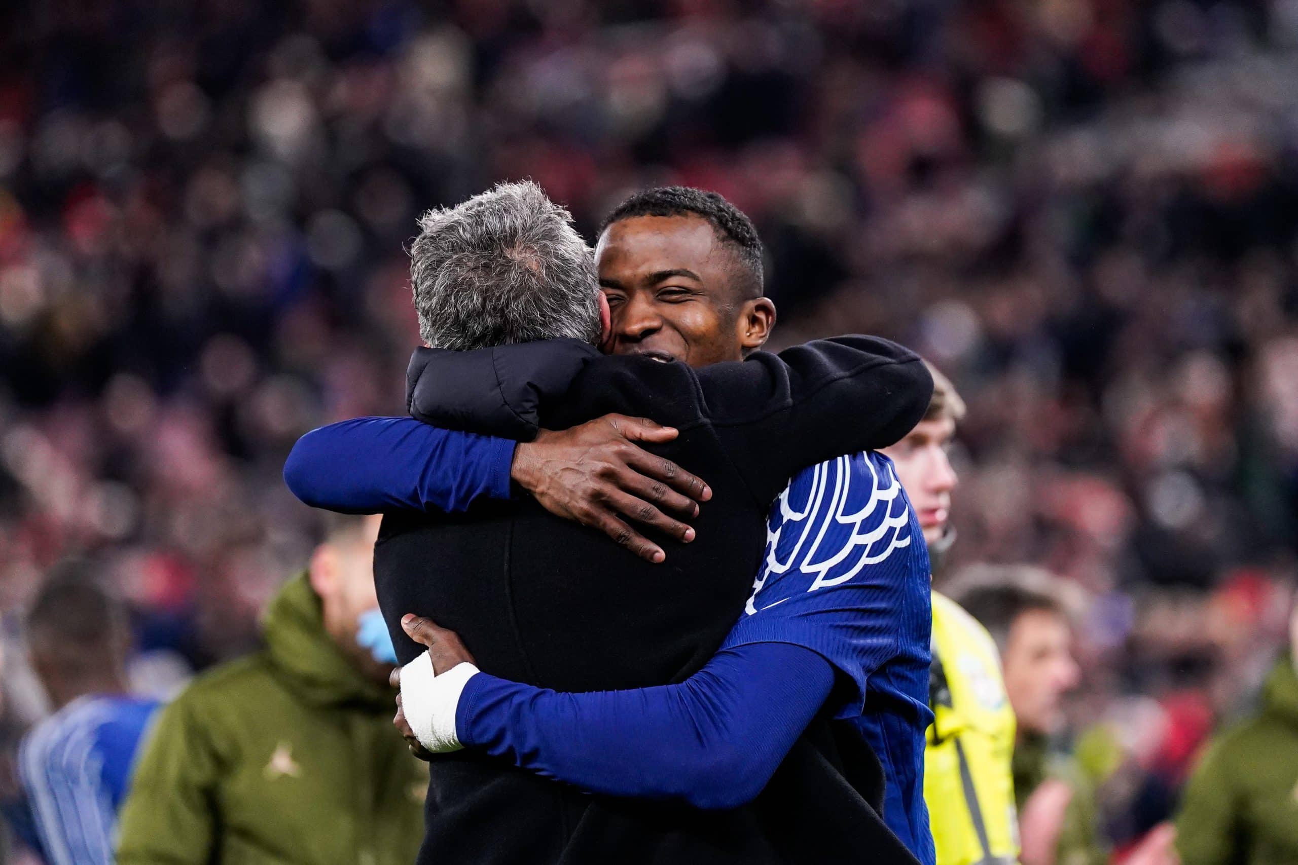 Luis Enrique et Pacho se tiennent dans les bras.