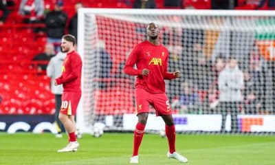 Le défenseur de Liverpool Ibrahima Konaté à l'échauffement.