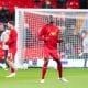 Le défenseur de Liverpool Ibrahima Konaté à l'échauffement.
