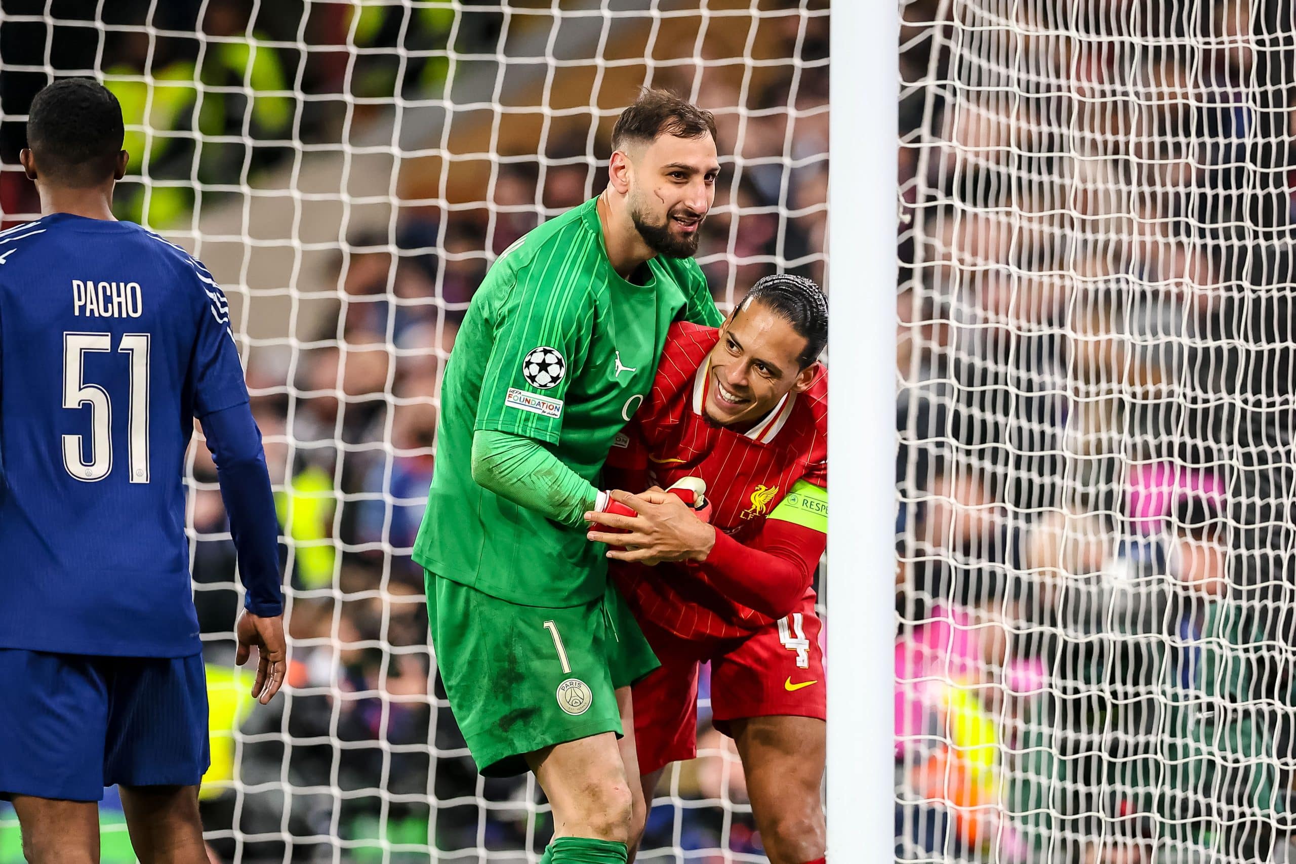 Virgil van Dijk bloqué par Gianluigi Donnarumma lors de Liverpool-PSG.