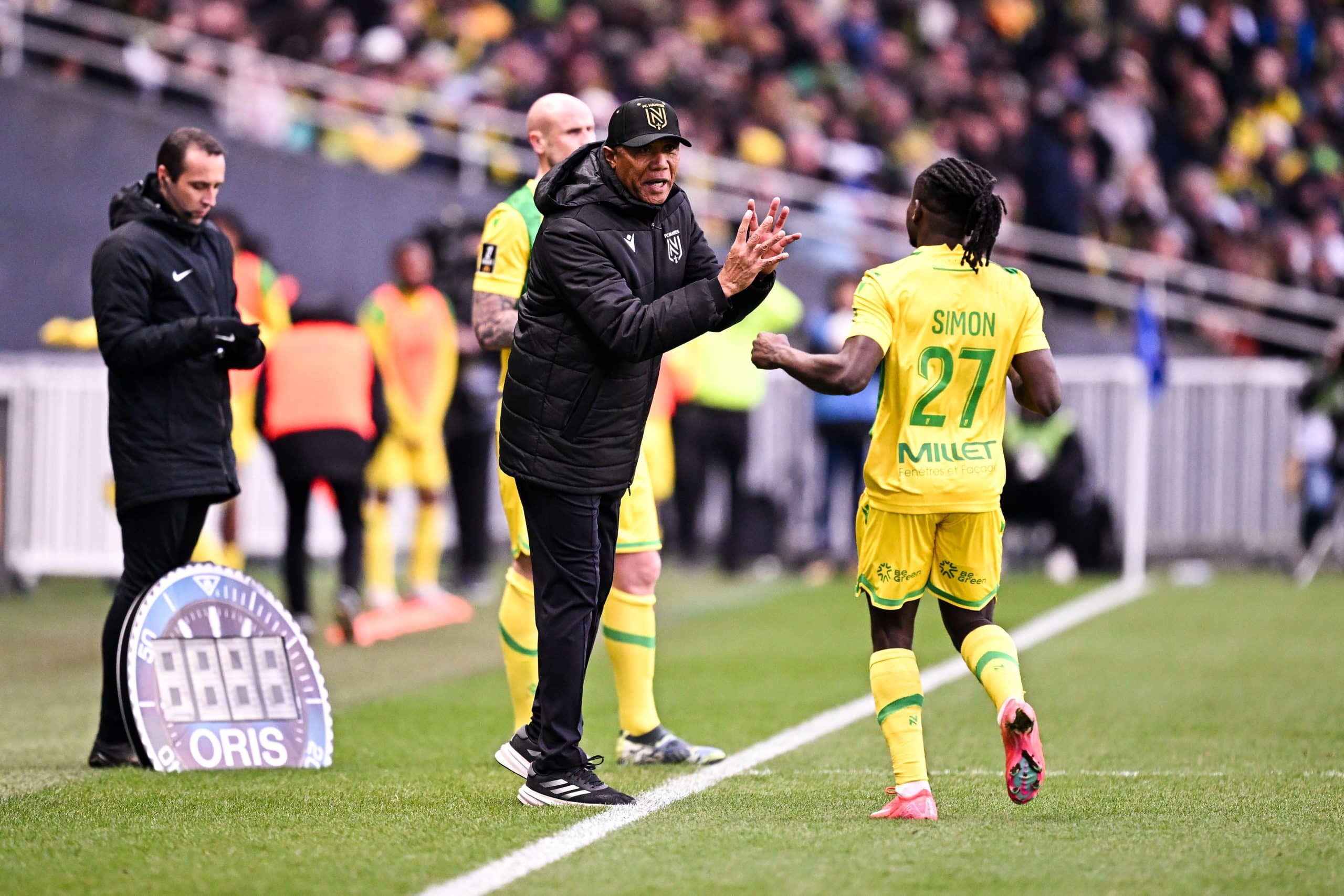 L'entraîneur du FC Nantes, Antoine Kombouaré, en discussion avec Moses Simon.