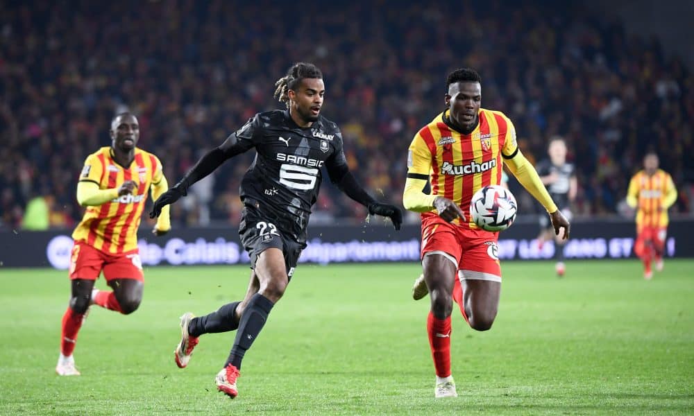 Lorenz Assignon au duel avec Juma Bah lors de RC Lens - Stade Rennais