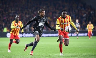 Lorenz Assignon face à Juma Bah lors du match RC Lens-Stade Rennais.