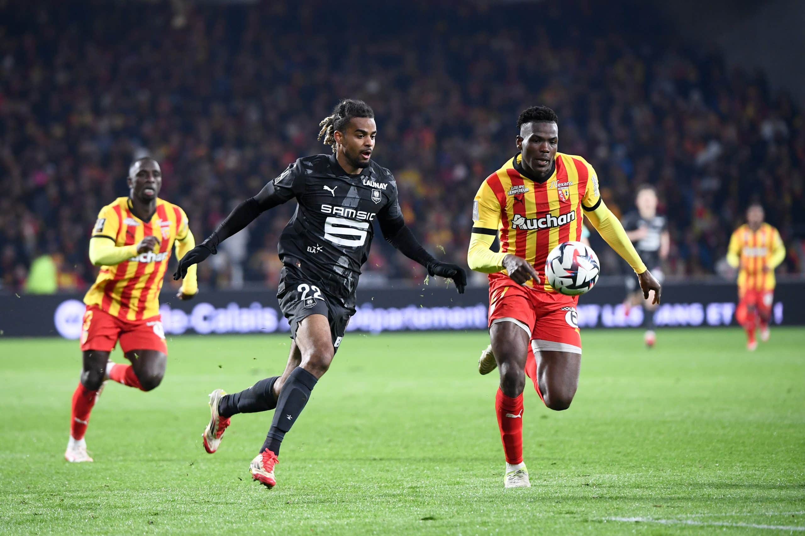 Lorenz Assignon face à Juma Bah lors du match RC Lens-Stade Rennais.