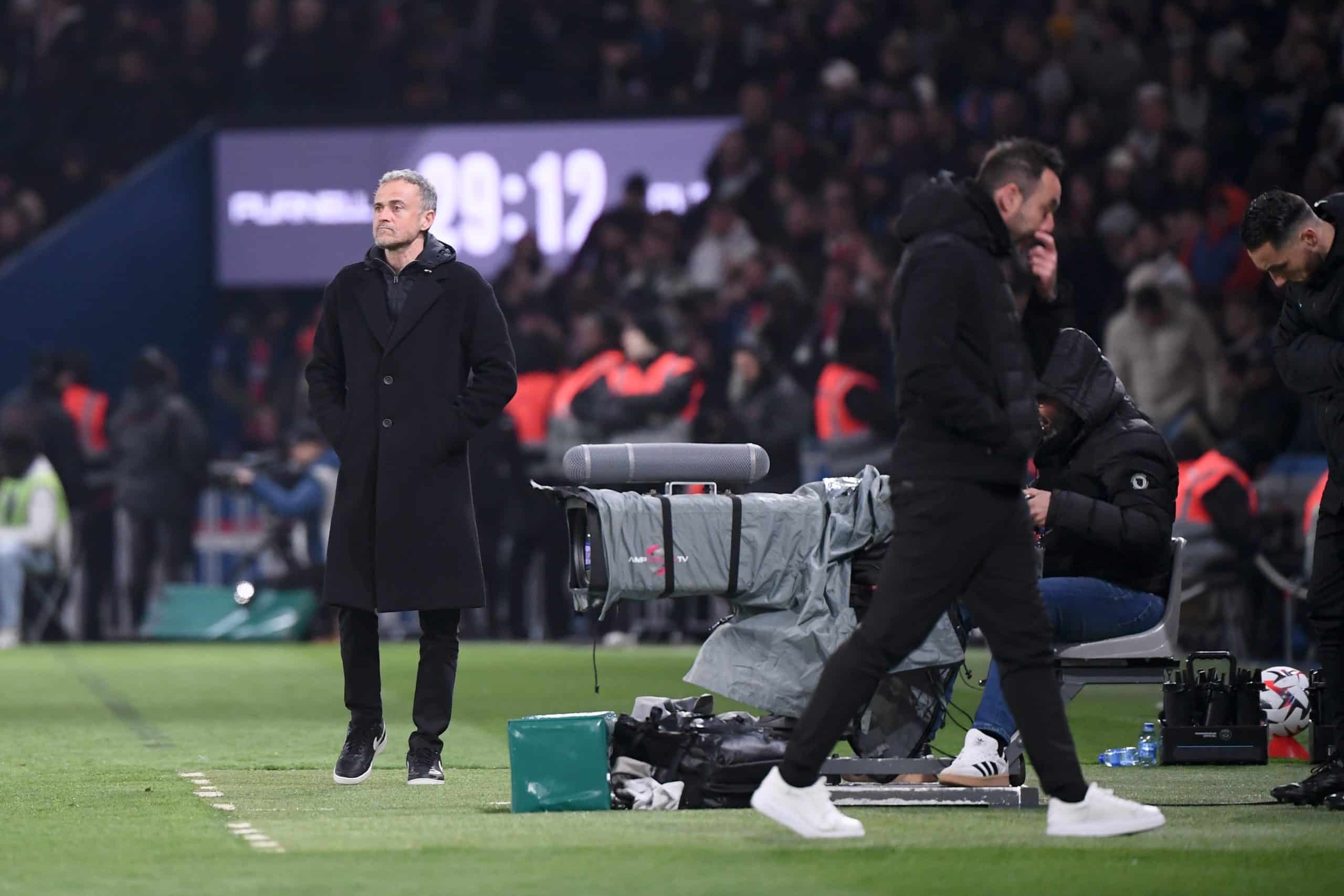 L'entraîneur du PSG, Luis Enrique, à côté de celui de l'OM, Roberto De Zerbi.