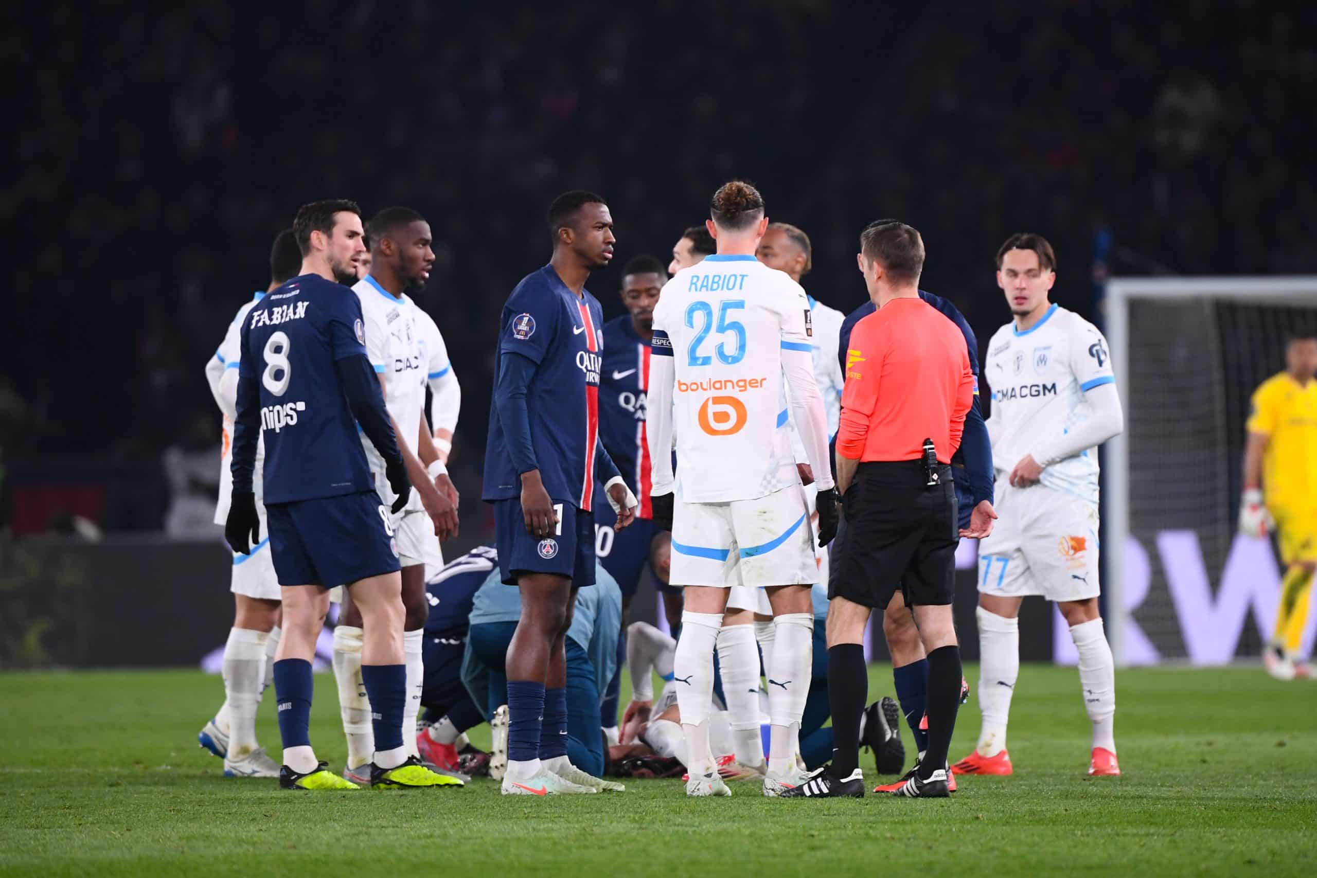 Les joueurs parisiens et marseillais lors du dernier Classico