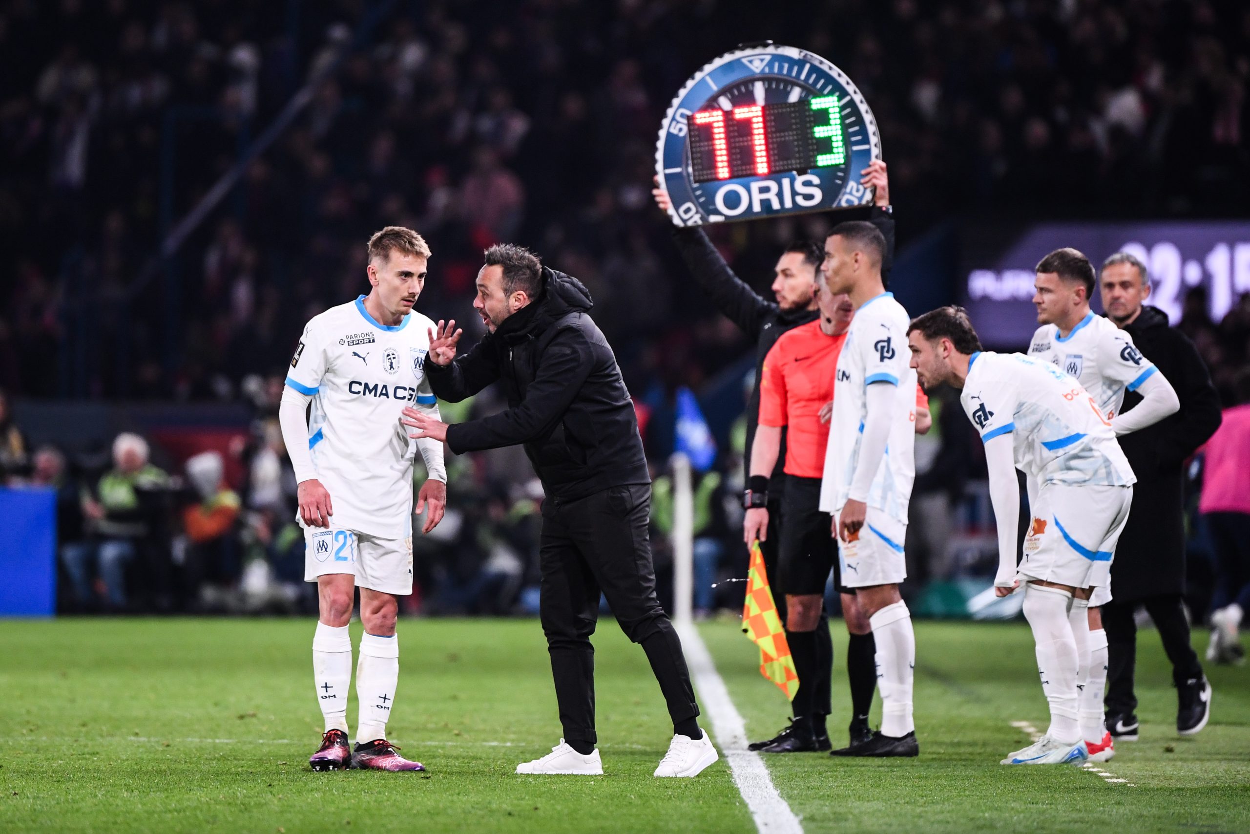 Valentin Rongier et Roberto De Zerbi en discussion lors de PSG-OM la saison dernière.
