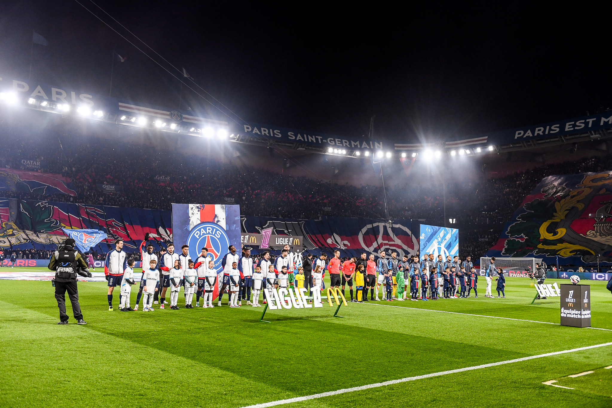 Les joueurs du PSG et de l'OM avant le Classico de la saison dernière au Parc des Princes.