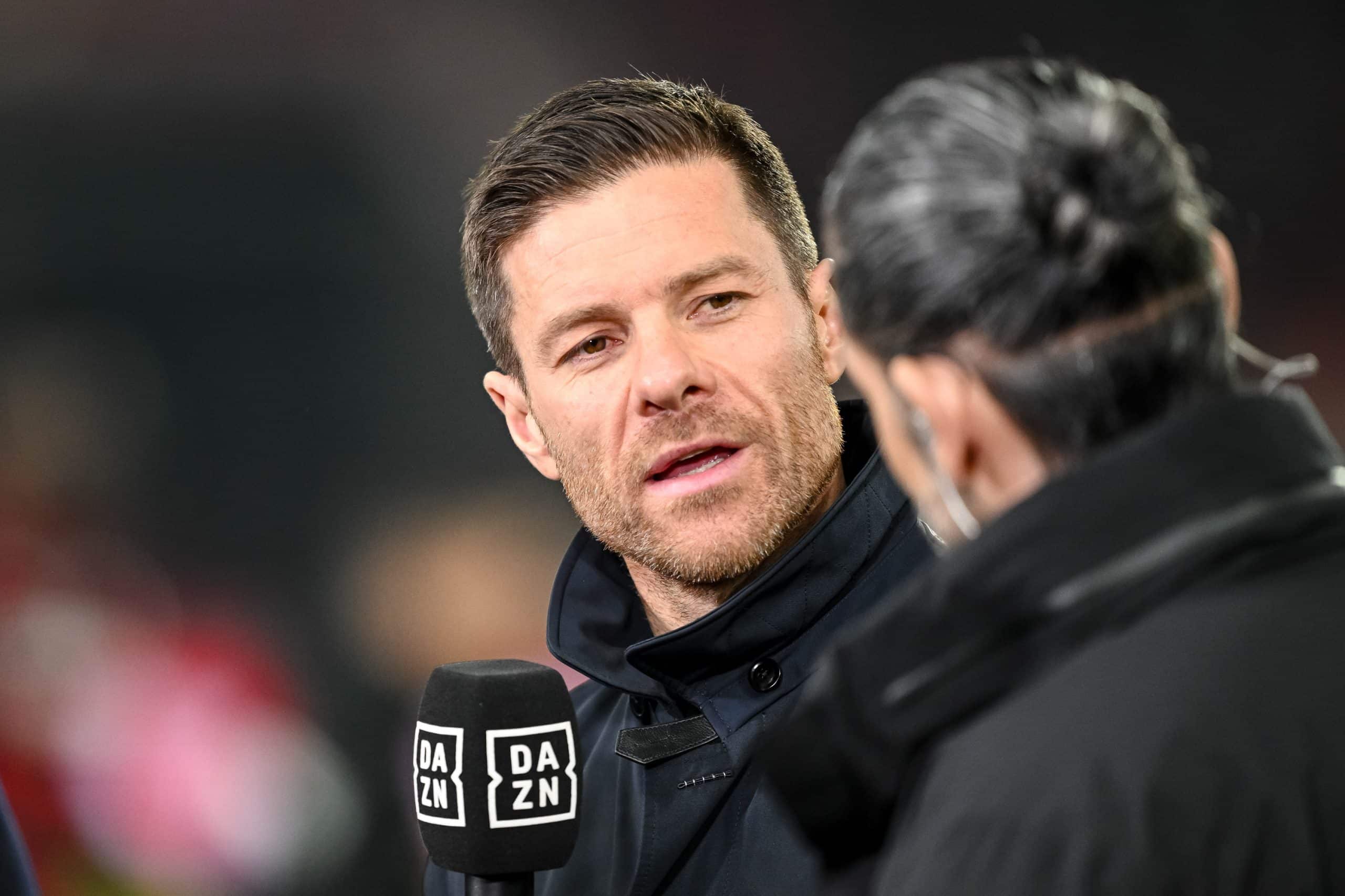 L'entraîneur du Bayer Leverkusen, Xabi Alonso, répondant à une interview.
