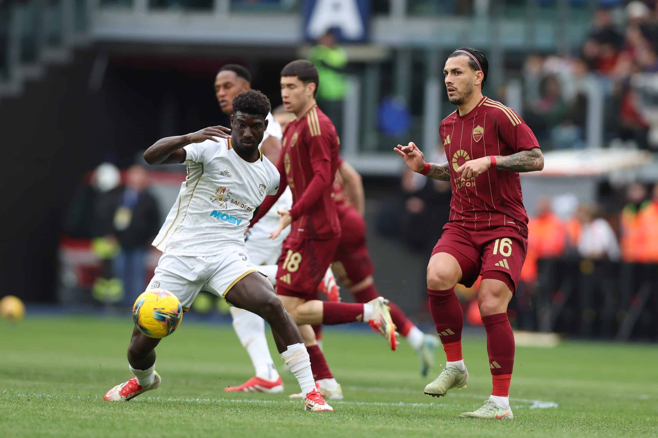 Le milieu de terrain de la Roma, Leandro Paredes.