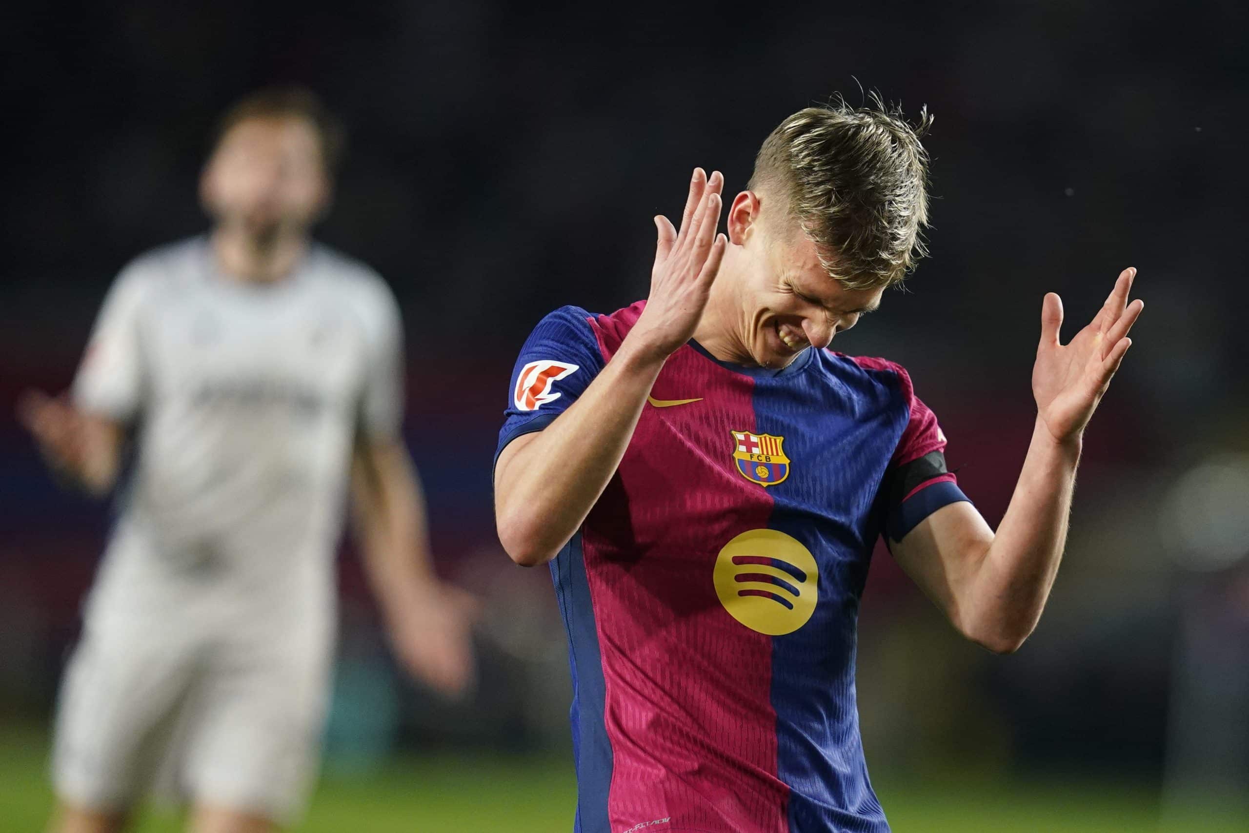 Dani Olmo marque mais grimace au FC Barcelone.