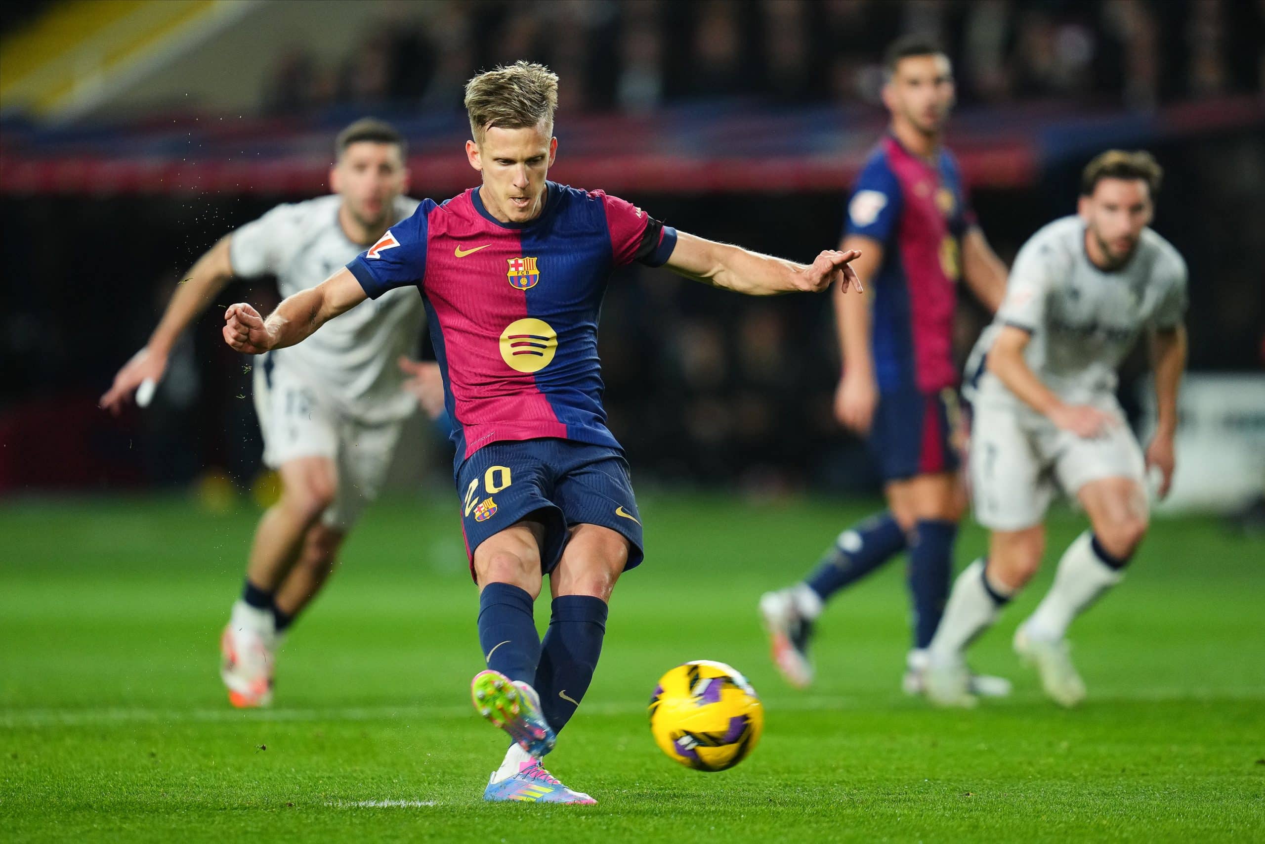 Le milieu du FC Barcelone Dani Olmo transformant un pénalty contre l'Osasuna Pampelune.
