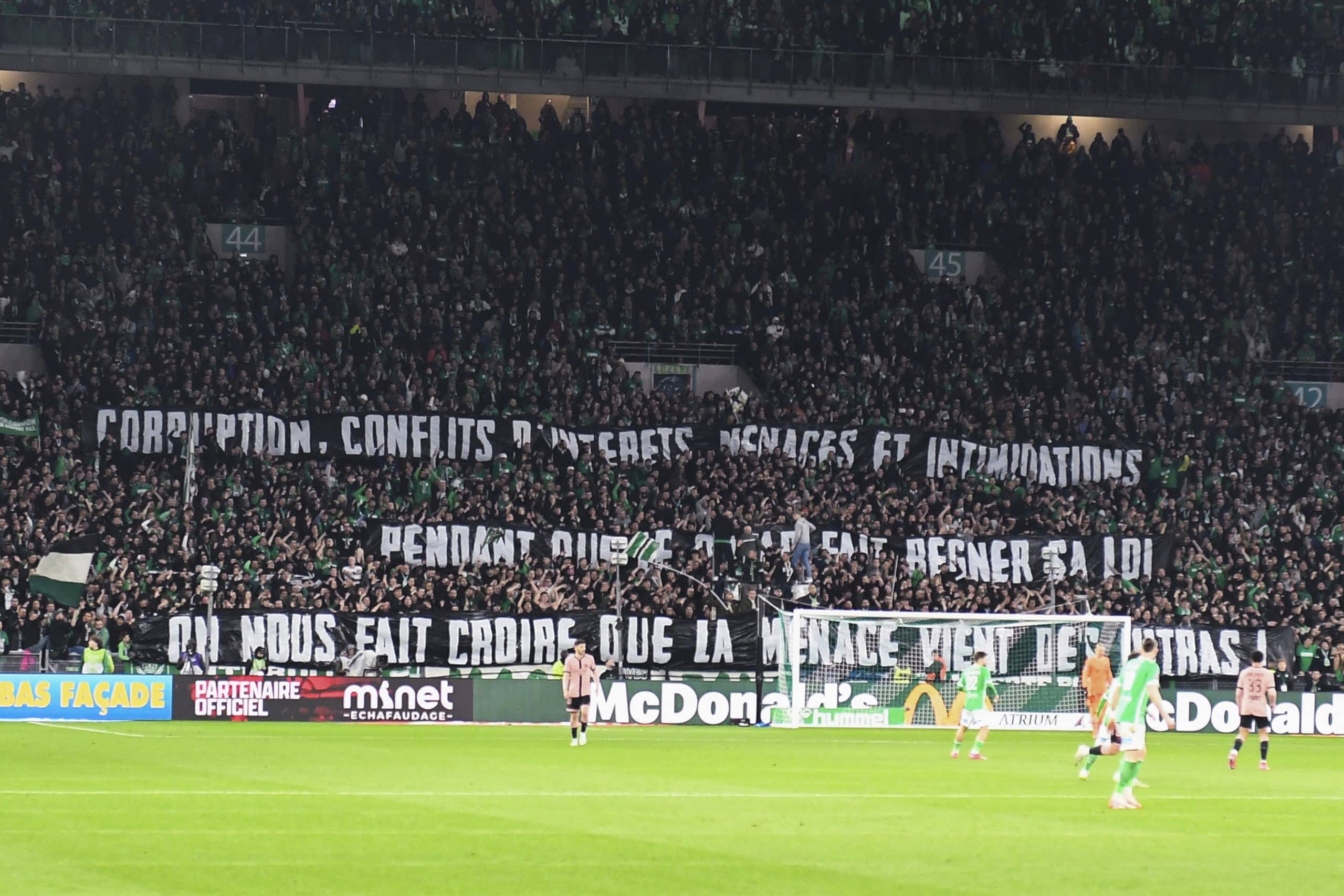 Banderoles des ultras de l'ASSE lors du match face au PSG.