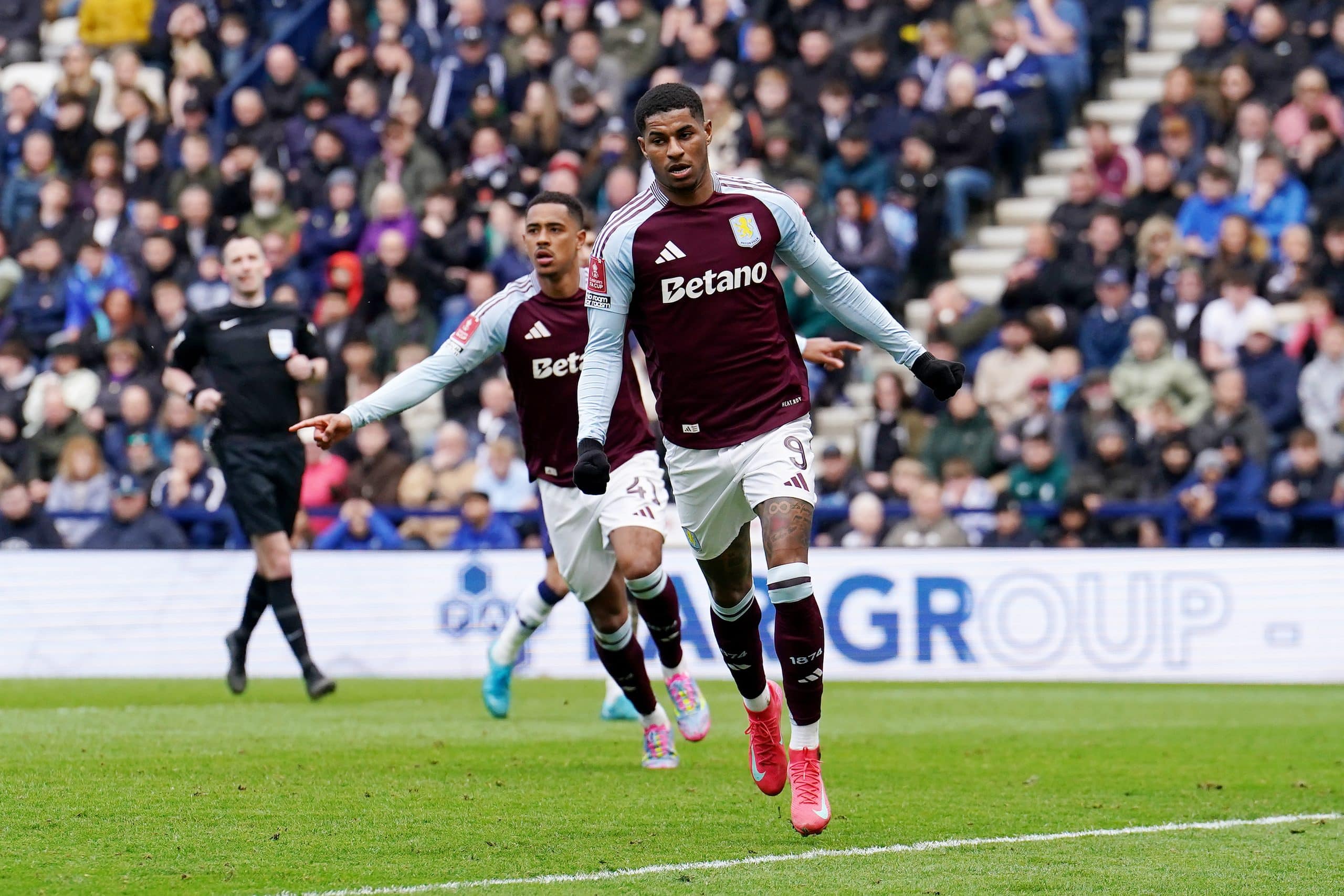 La joie de Marcus Rashford après son pénalty transformé lors de la victoire d'Aston Villa chez Preston North End.