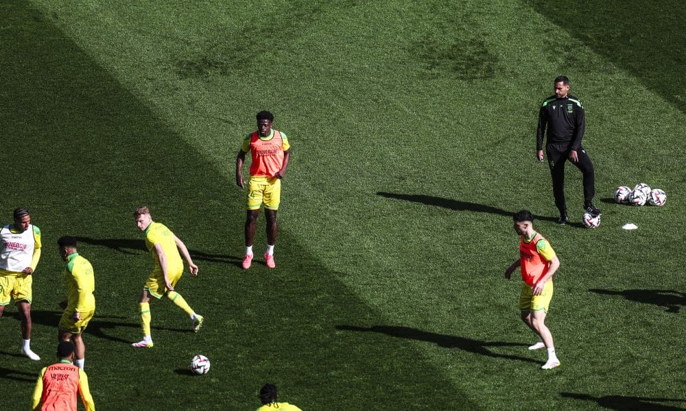 Ahmed Kantari supervisant un échauffement des joueurs du FC Nantes avant un match.