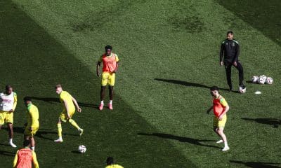 Ahmed Kantari supervisant un échauffement des joueurs du FC Nantes avant un match.