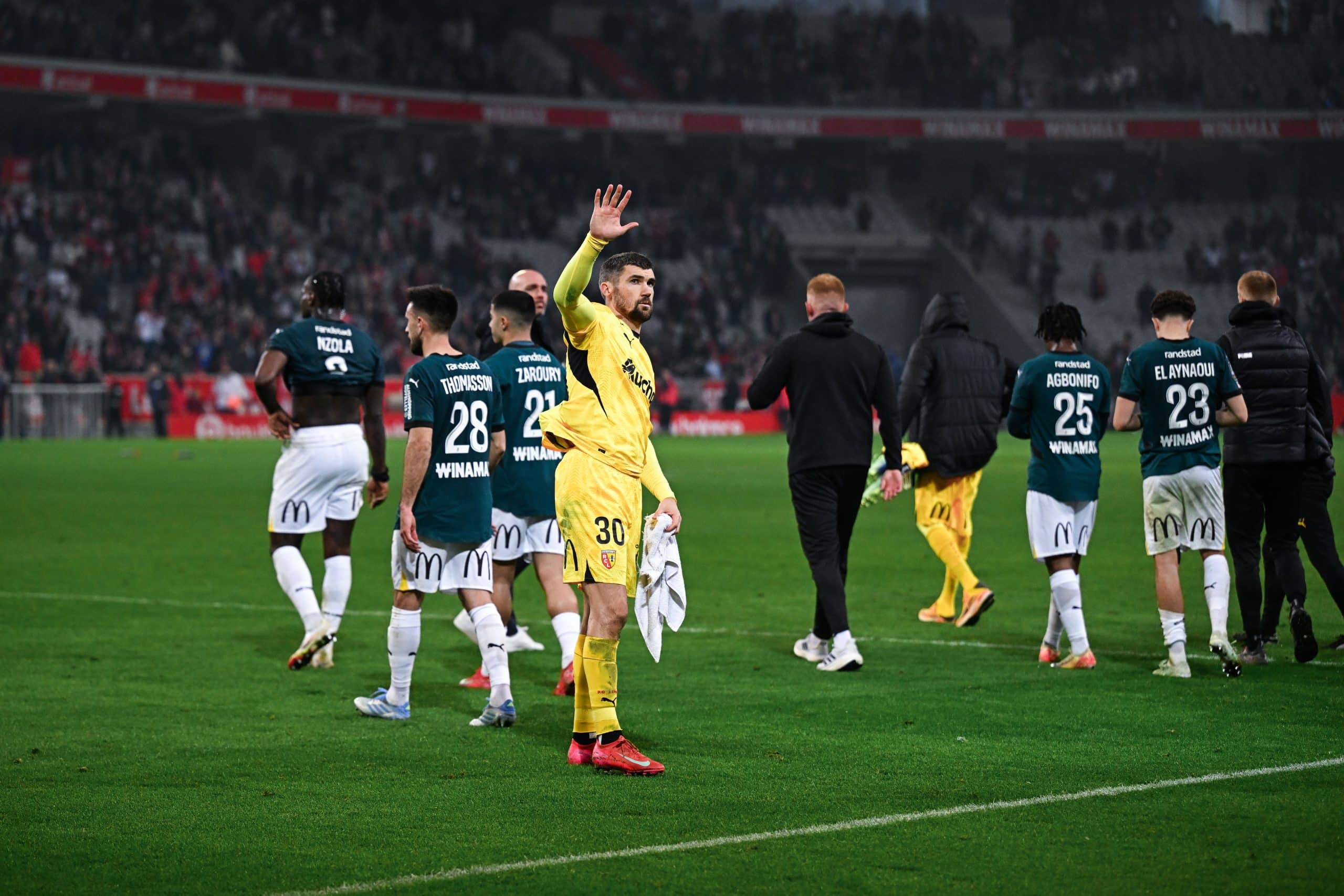 Le gardien du RC Lens Mathew Ryan, saluant les supporters après le derby perdu à Lille.