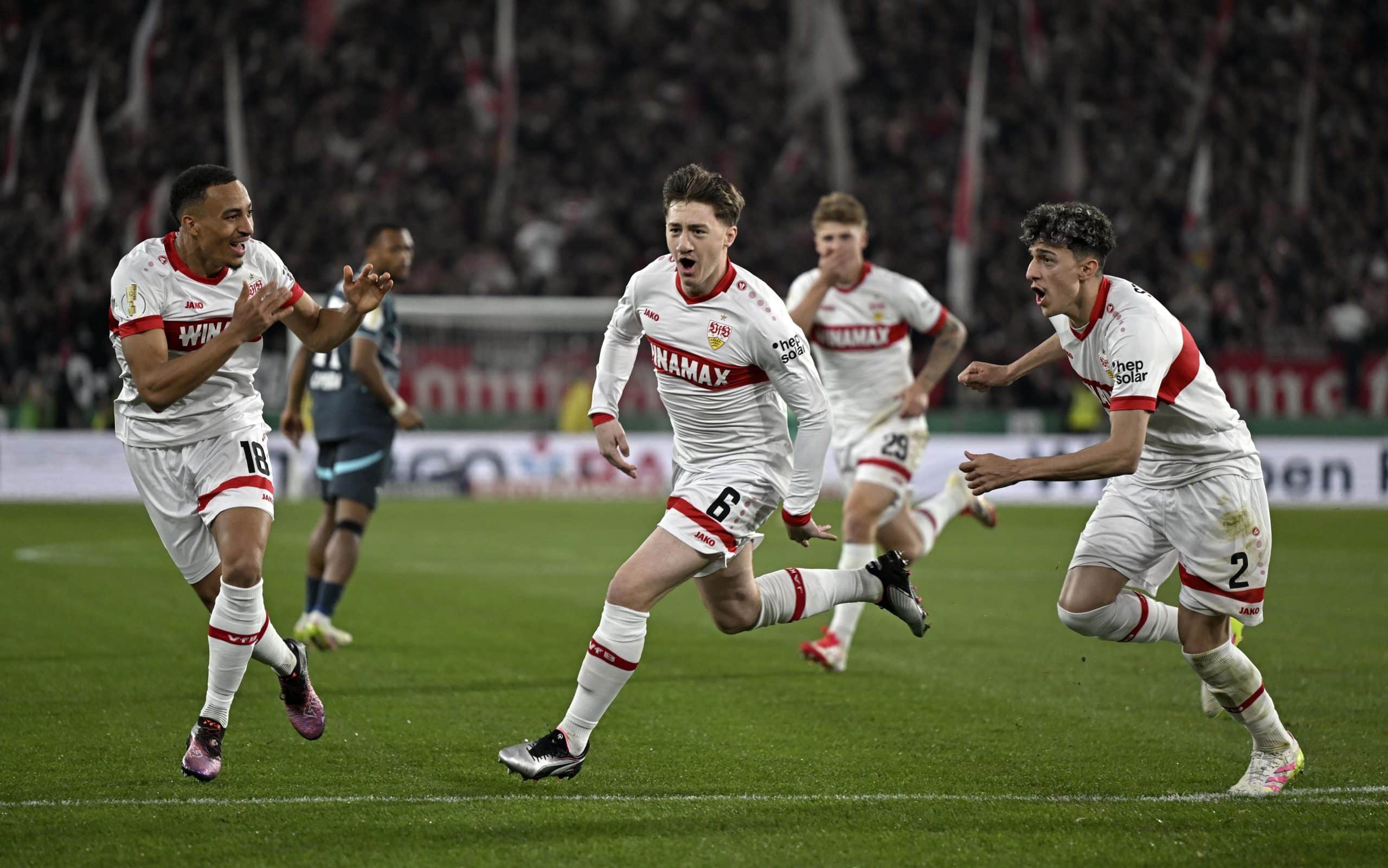 Le milieu de Stuttgart Angelo Stiller célébrant un but.