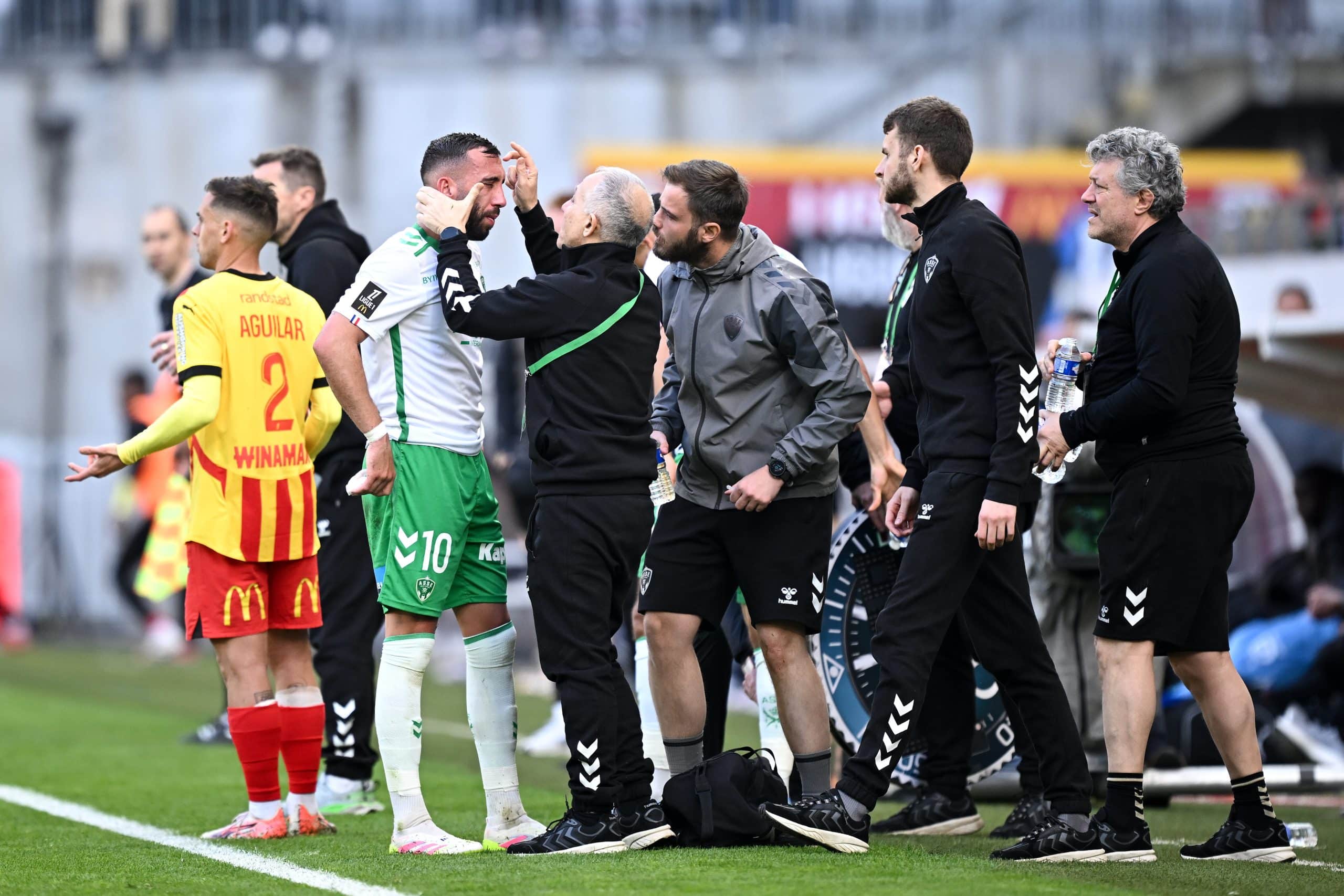 Florian Tardieu en train de se faire soigner lors de RC Lens - ASSE