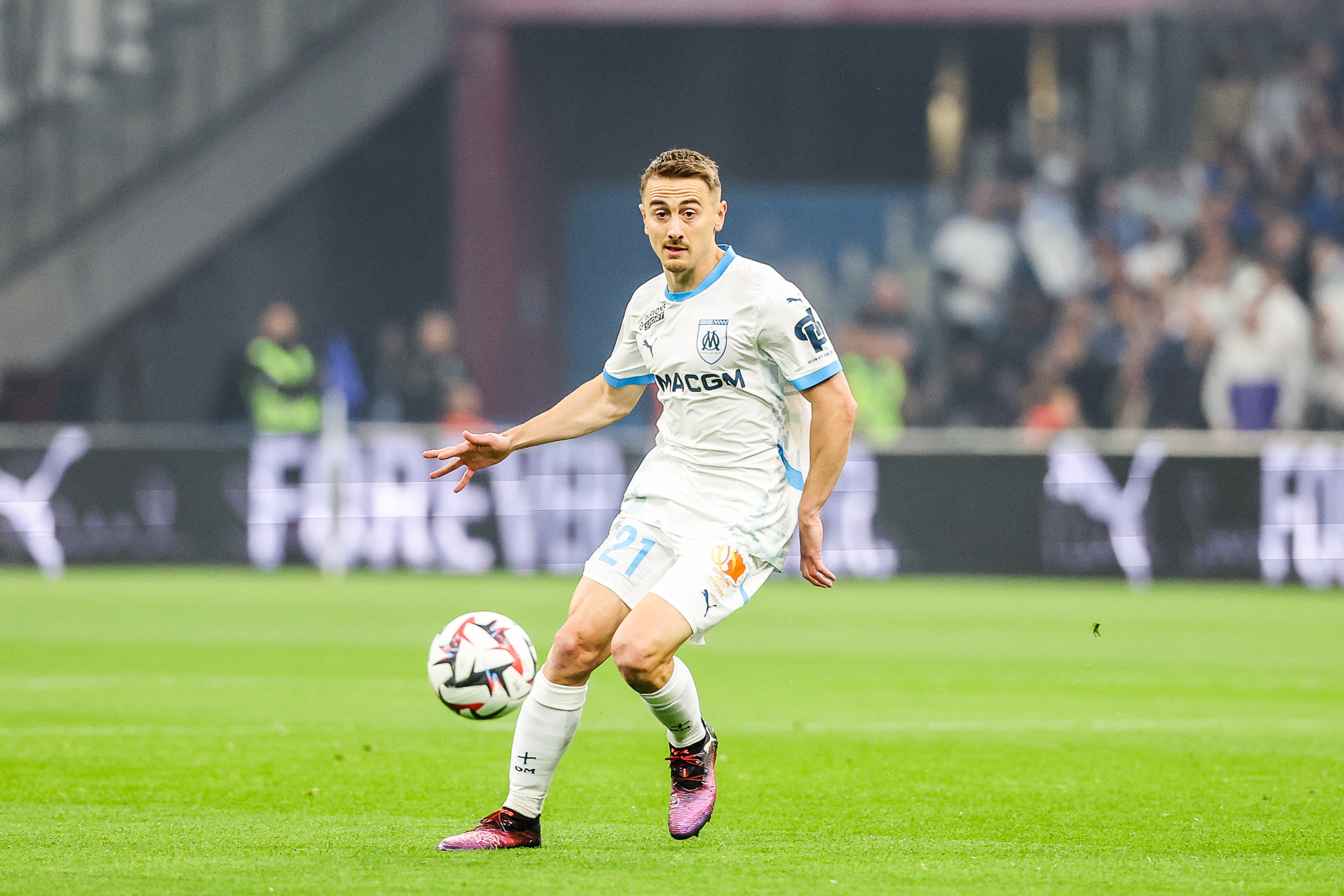 Valentin Rongier lors d'un match au Vélodrome, avec le maillot de l'OM sur les épaules.