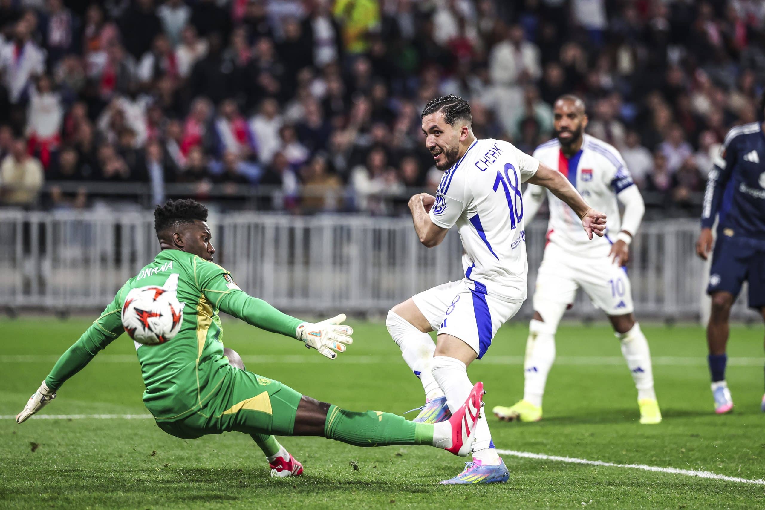Rayan Cherki trompant André Onana lors d'OL - Manchester United.