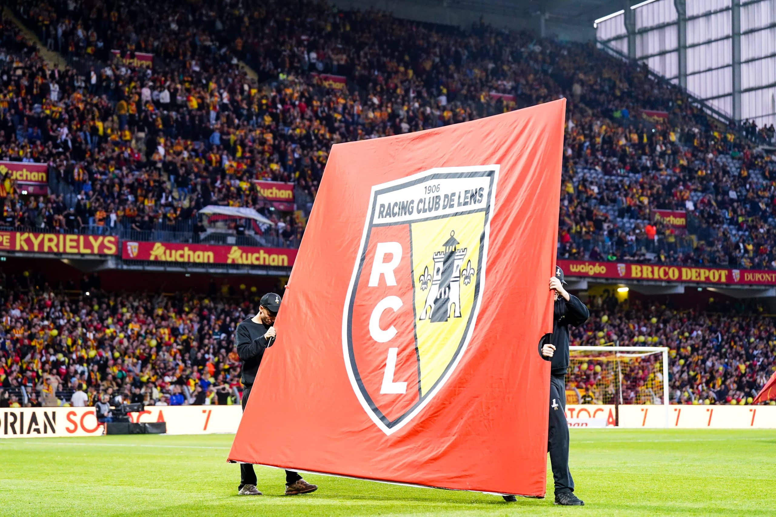 Le logo du RC Lens brandi avant un match à Bollaert.