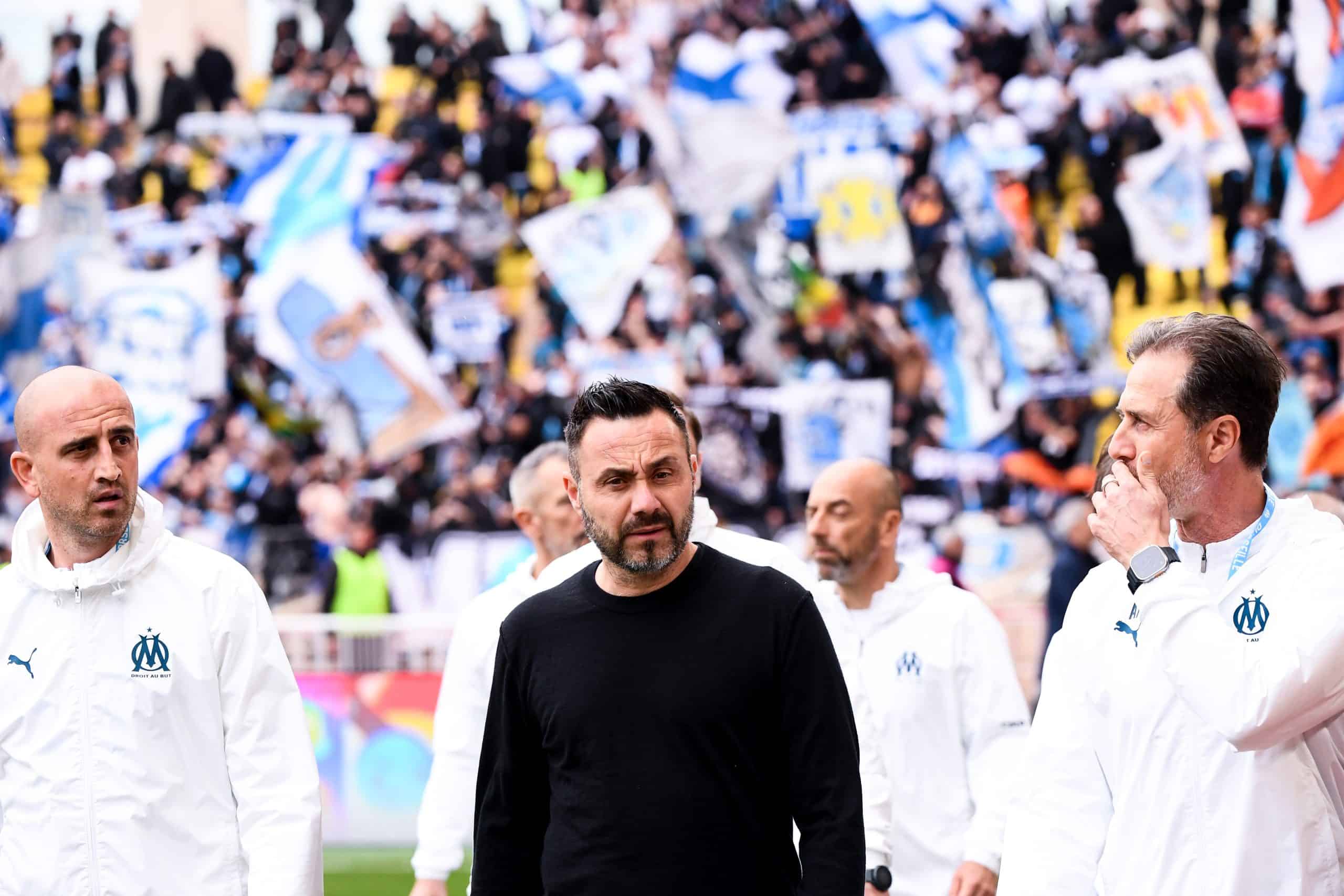 Roberto De Zerbi aux côtés de son staff