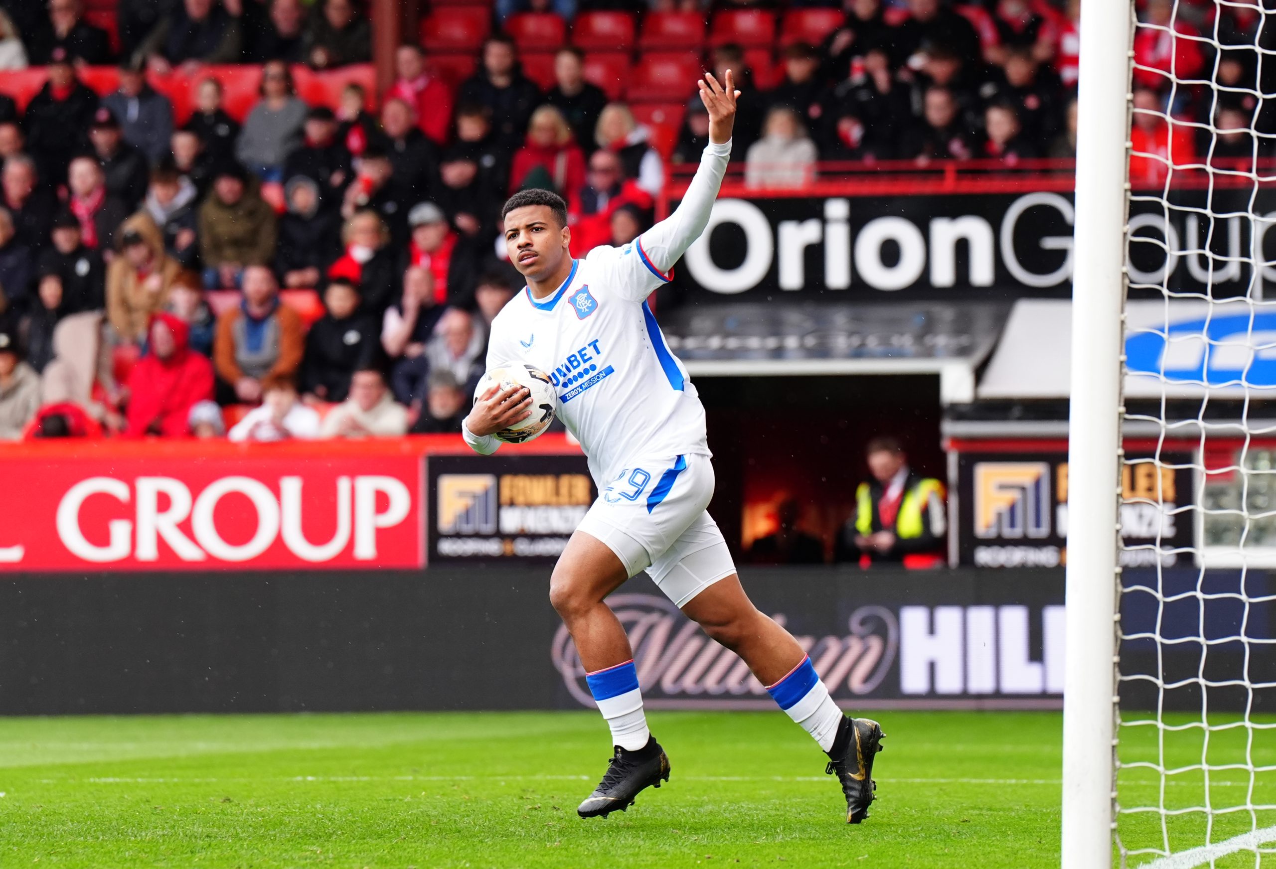 Hamza Igamane célébrant un but des Rangers sur la pelouse d'Aberdeen.