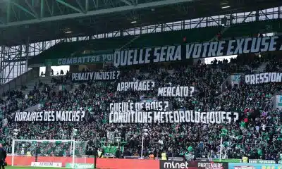 ASSE – Brest : les supporters stéphanois détruisent Horneland et ses joueurs avec une pluie de banderoles