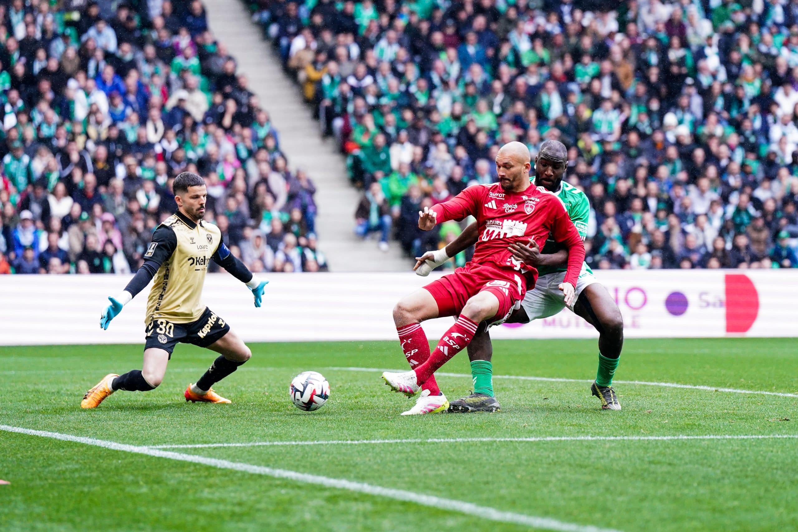 Gautier Larsonneur devant Ludovic Ajorque lors d'ASSE - Brest