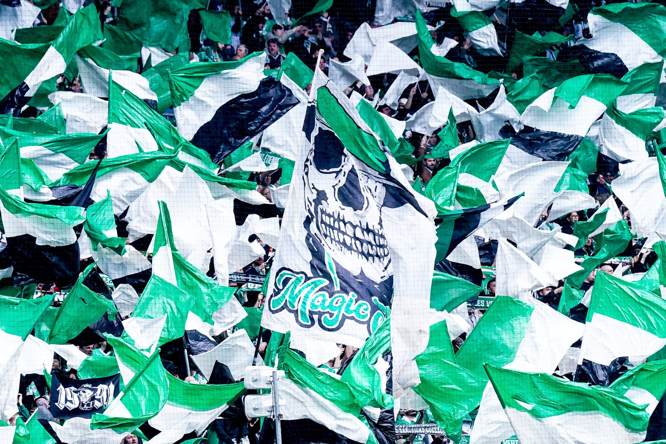 Le virage des Magic Fans lors du match entre l'ASSE et le Stade Brestois.
