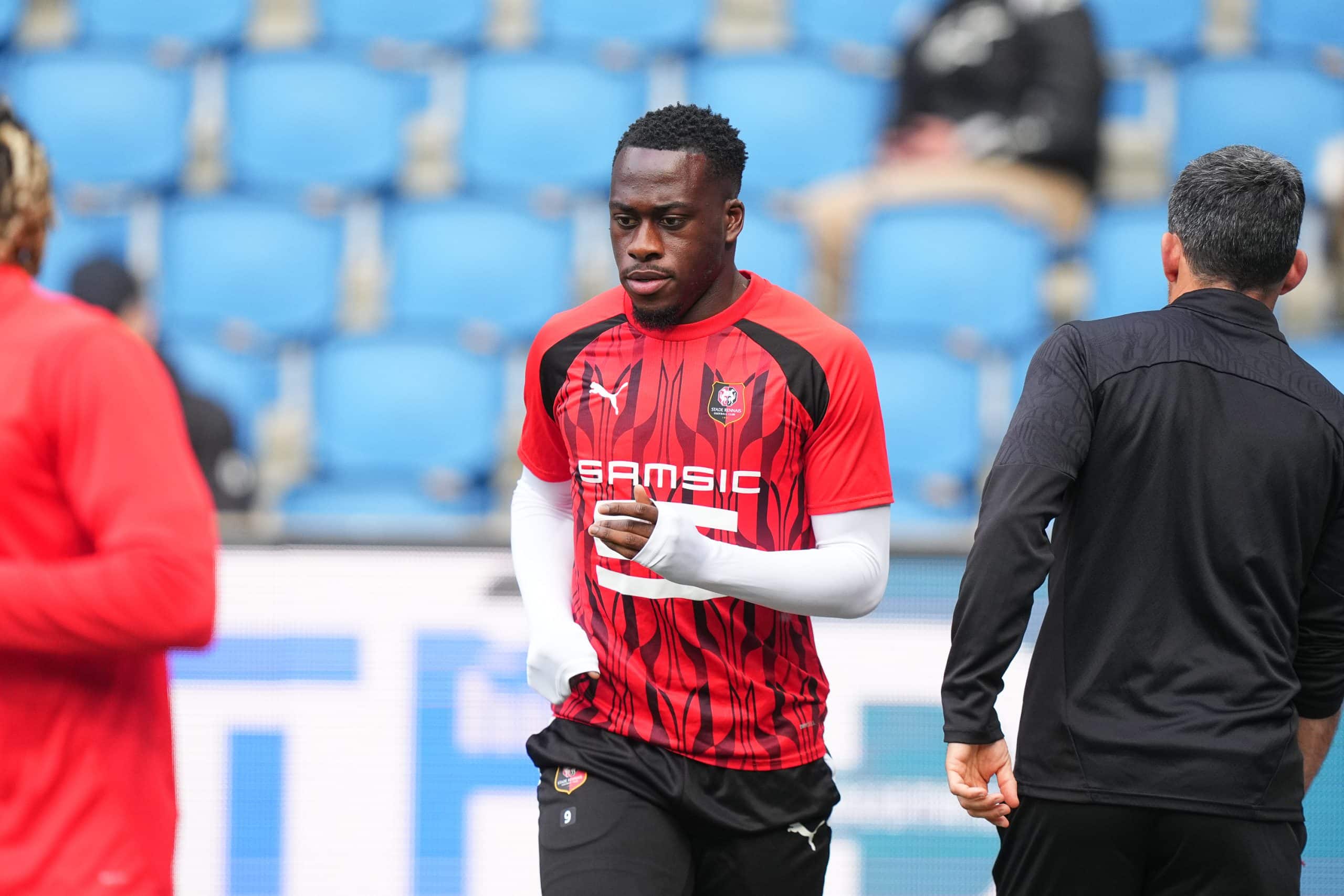 L'attaquant du Stade Rennais Arnaud Kalimuendo s'échauffant avant un match au Havre.