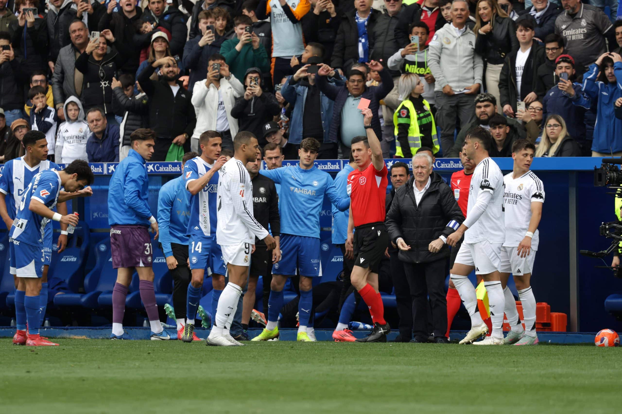 L'attaquant du Real Madrid Kylian Mbappé a été expulsé lors du match à Alavès.