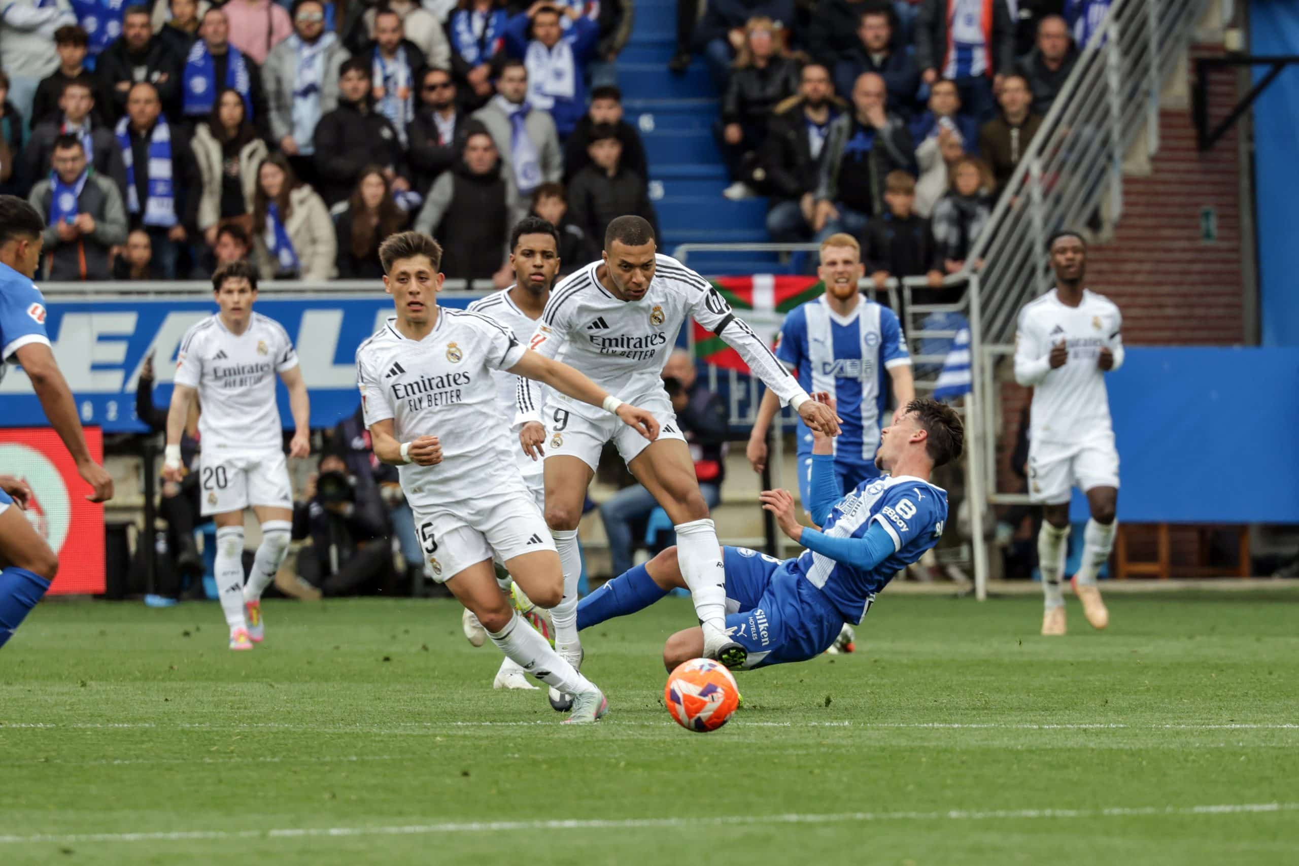 L'attaquant du Real Madrid Kylian Mbappé, juste après son tacle très dangereux lui ayant valu d'être expulsé contre Alavès.