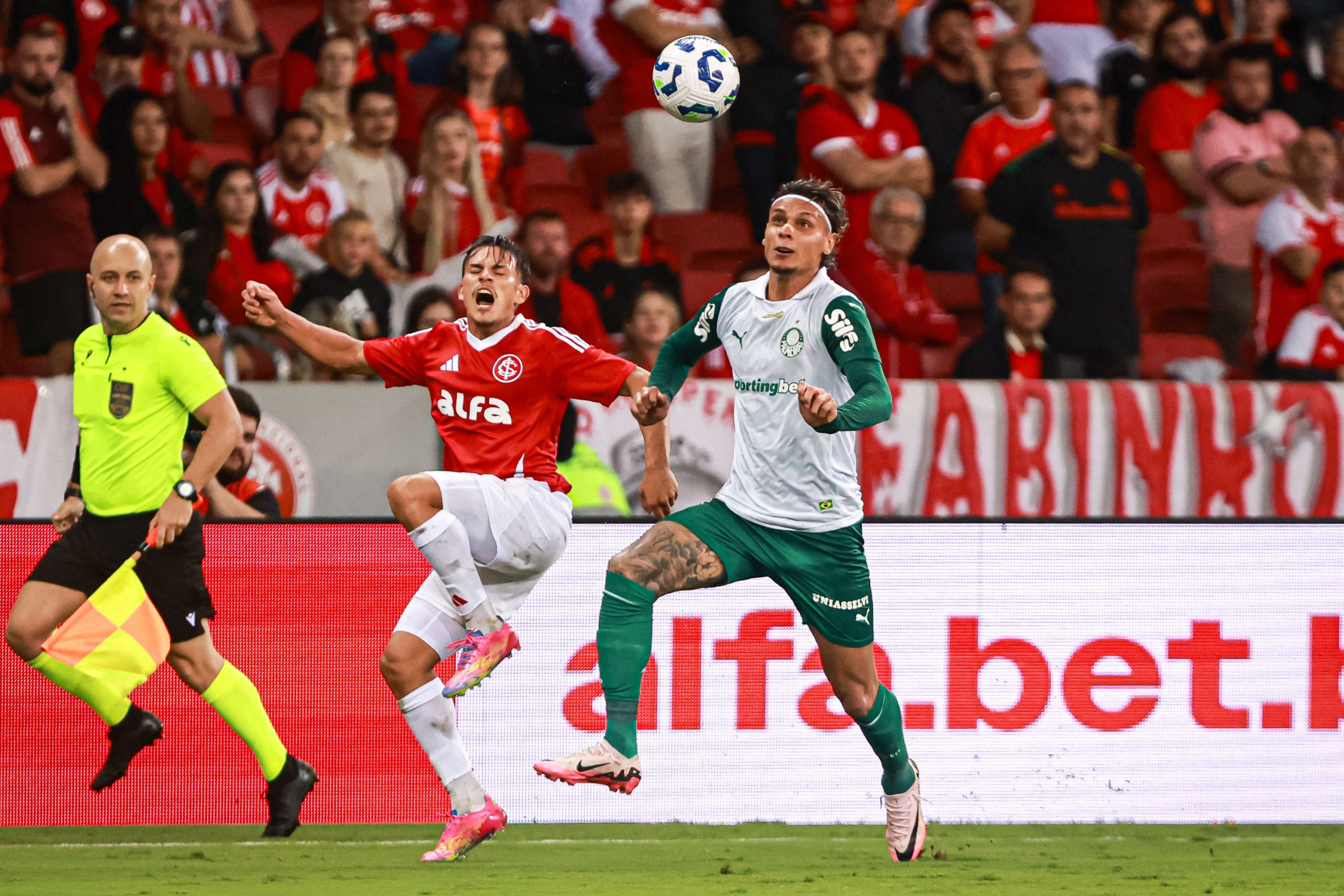 Richard Rios (en blanc), lors d'un match entre Palmeiras et l'International Porto Alegre.