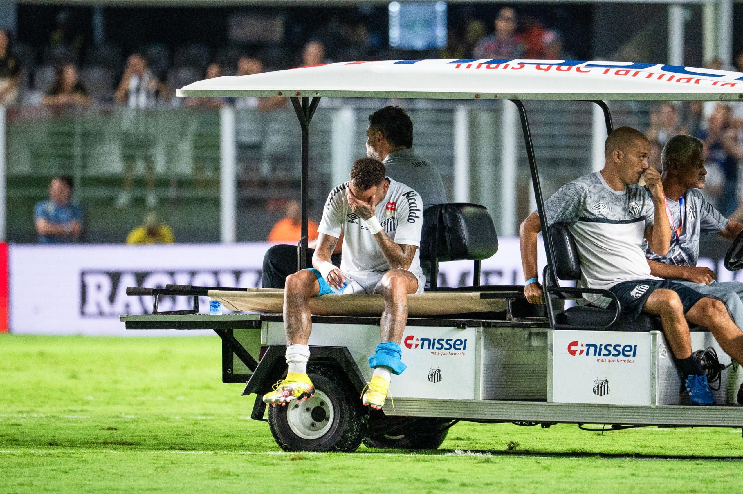 Neymar s'est blessé mercredi contre l'Atlético Mineiro.