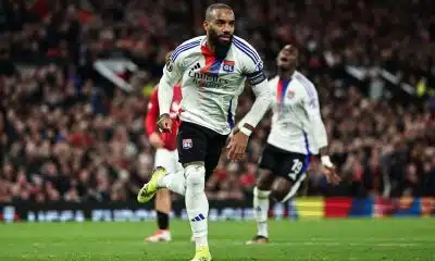 Manchester United – OL : Lacazette, un but, un record, puis des larmes (vidéo)