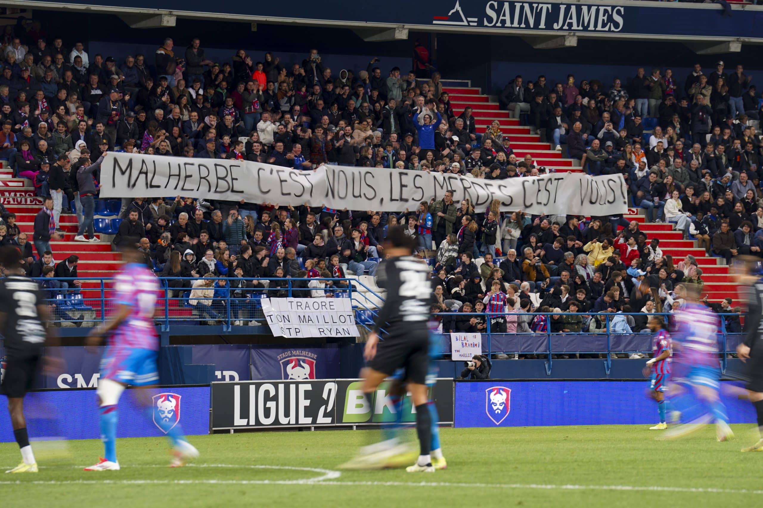 Les ultras du SM Caen, lors du match contre Martigues.