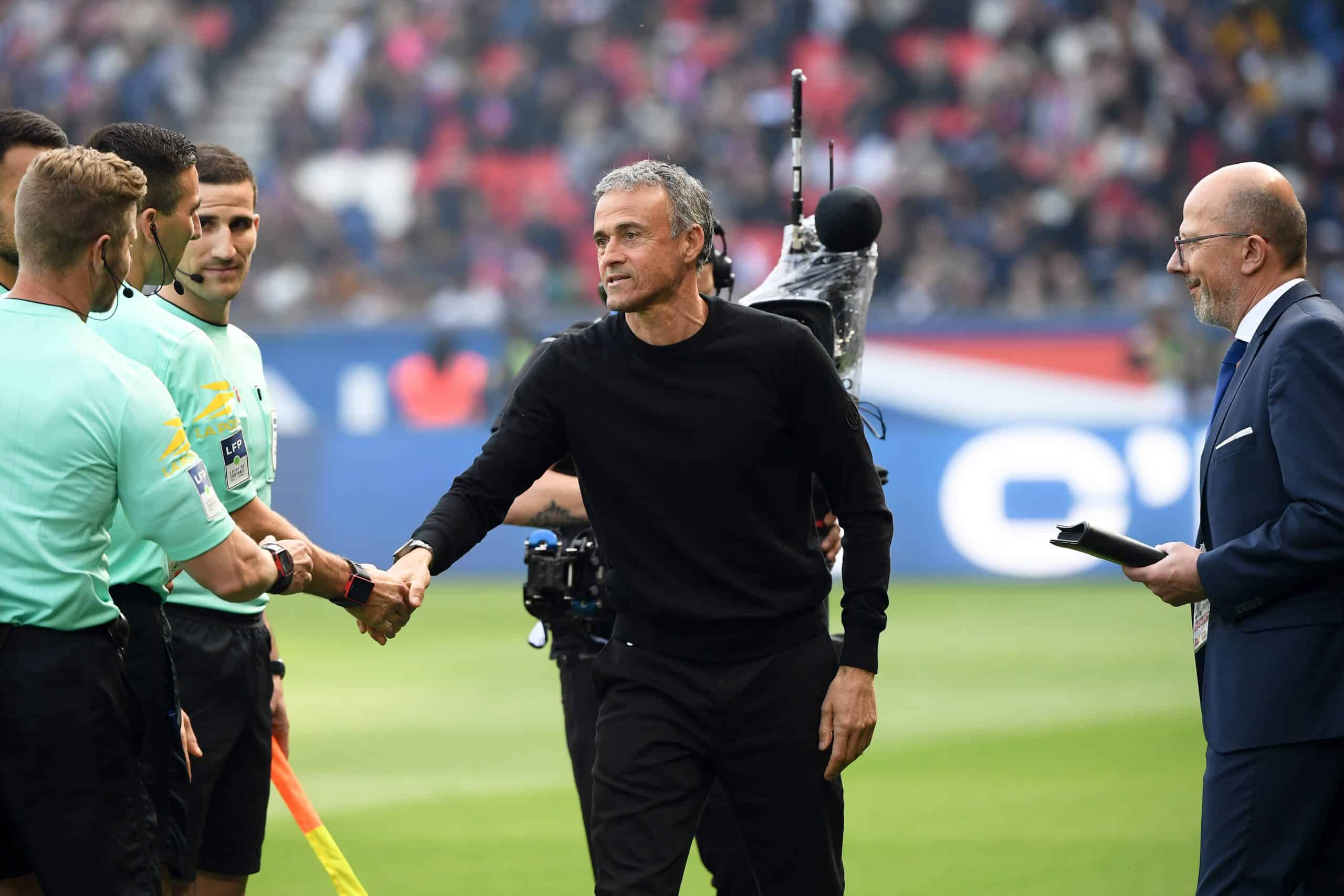L'entraîneur du PSG, Luis Enrique, saluant les arbitres avant le match contre Le Havre.
